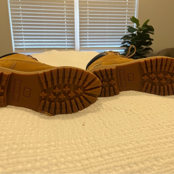 Timberland Tan and Black Boots Rugged Outdoor Style - Picture 2 of 4